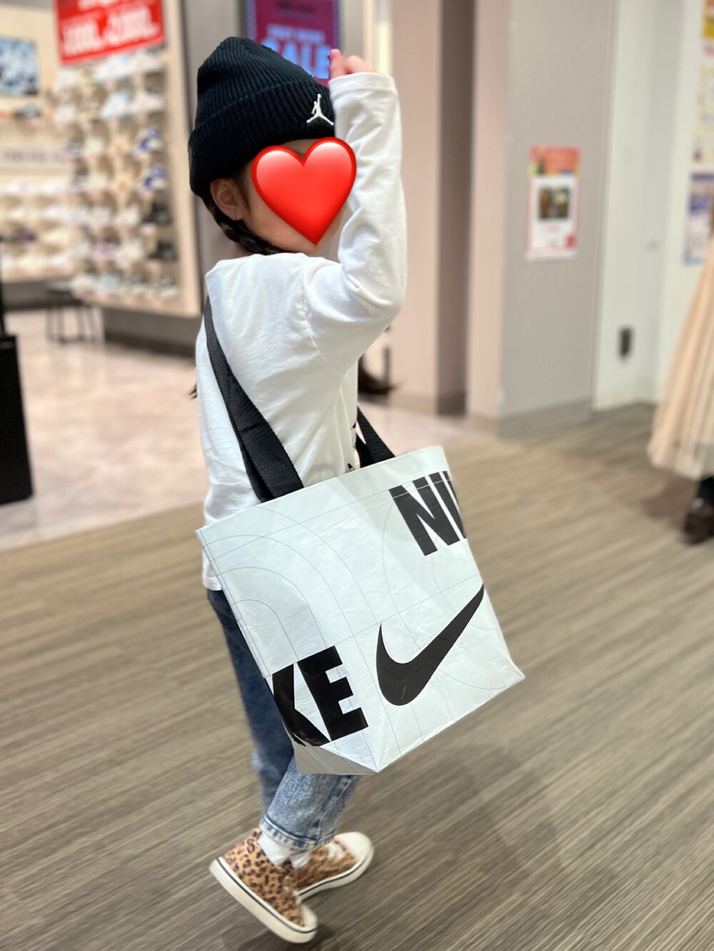 ブルー系のデニムジャケット、ブルー系のデニムパンツ、その他のスニーカーを着用したキッズの冬コーディネートの3枚目の写真