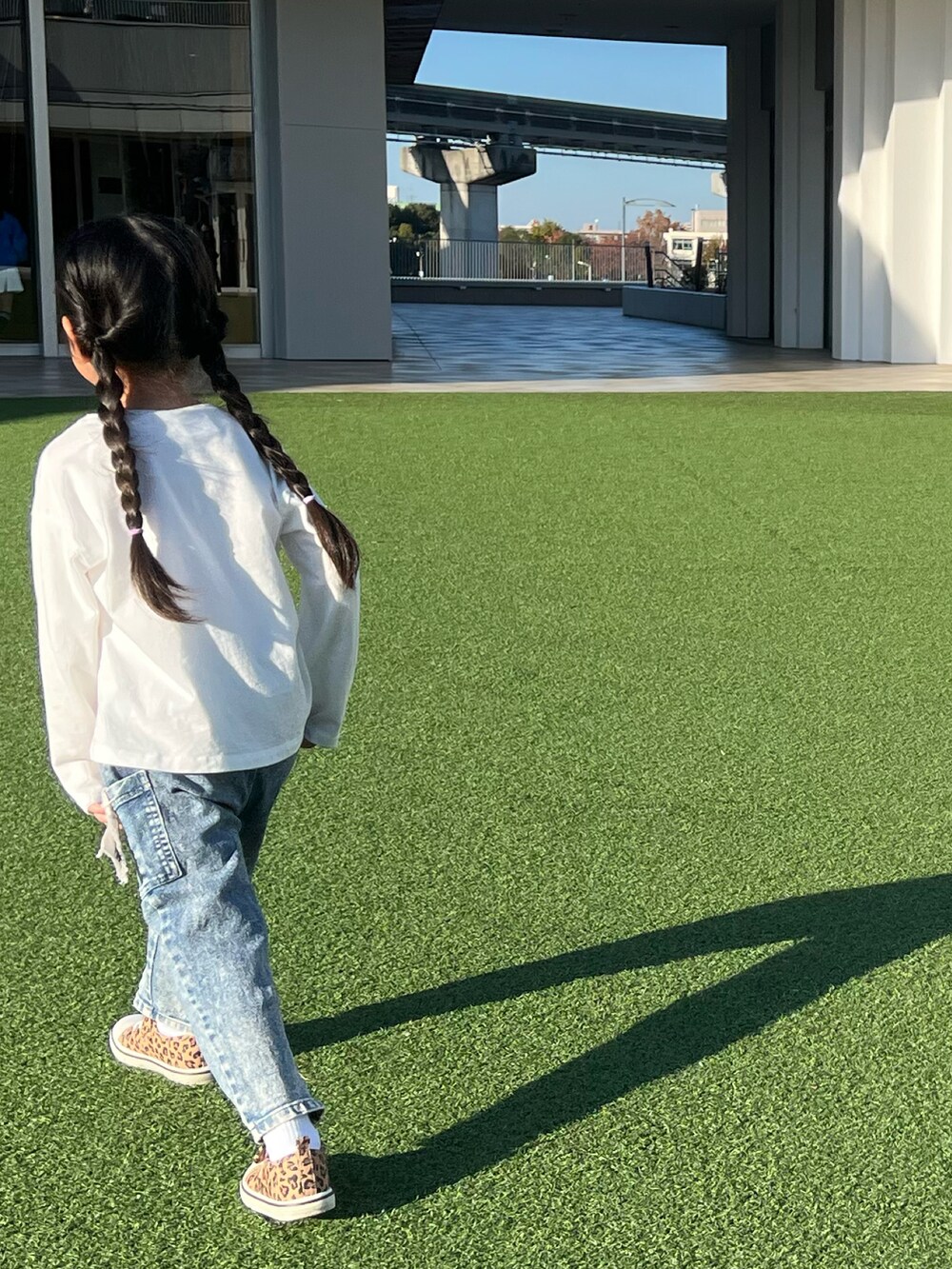 ブルー系のデニムジャケット、ブルー系のデニムパンツ、その他のスニーカーを着用したキッズの冬コーディネートの2枚目の写真