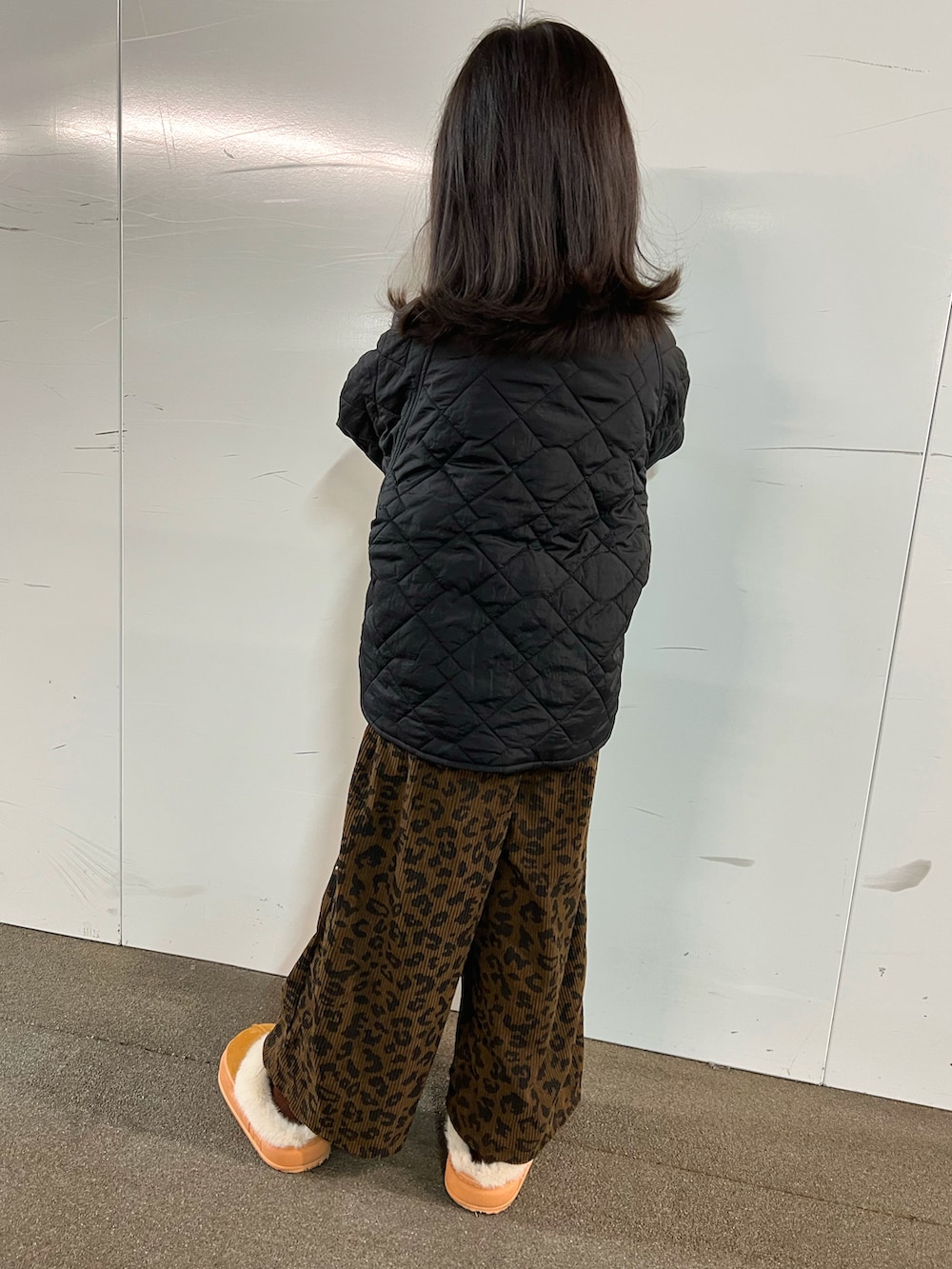 ブラック系のブルゾンを着用したキッズの冬コーディネートの2枚目の写真