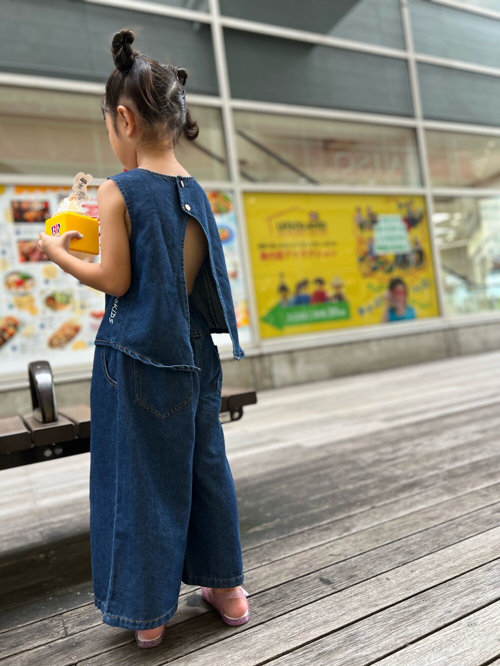 ホワイト系のサンダルを着用したキッズの夏コーディネートの2枚目の写真