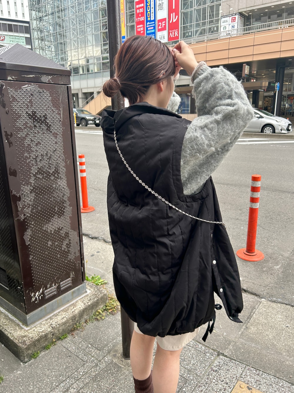 ブラック系のブルゾン、グレー系のカーディガン/ボレロを着用したレディースの夏コーディネートの5枚目の写真