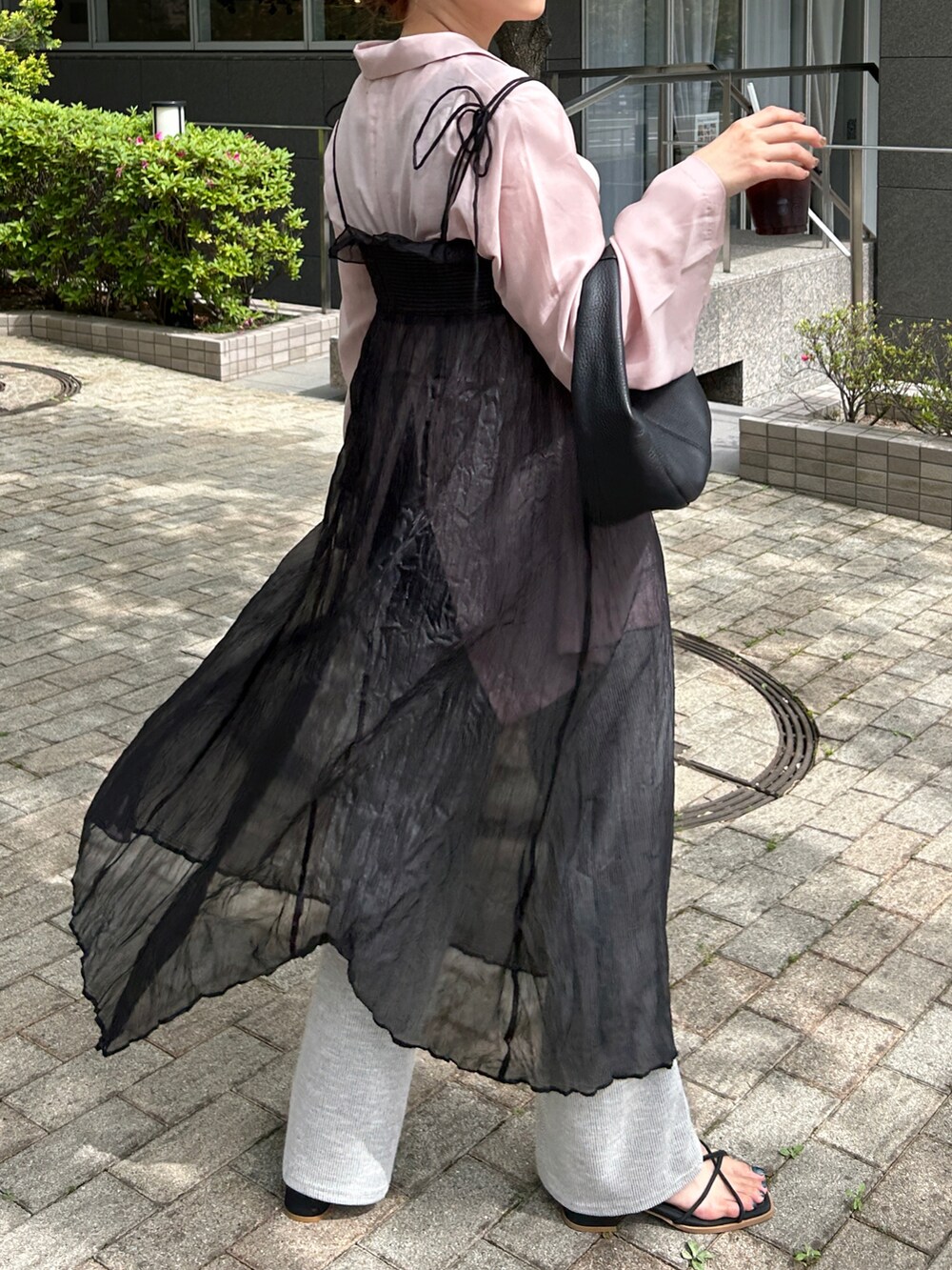 ピンク系のテーラードジャケット、ホワイト系のその他パンツを着用したレディースの夏コーディネートの5枚目の写真