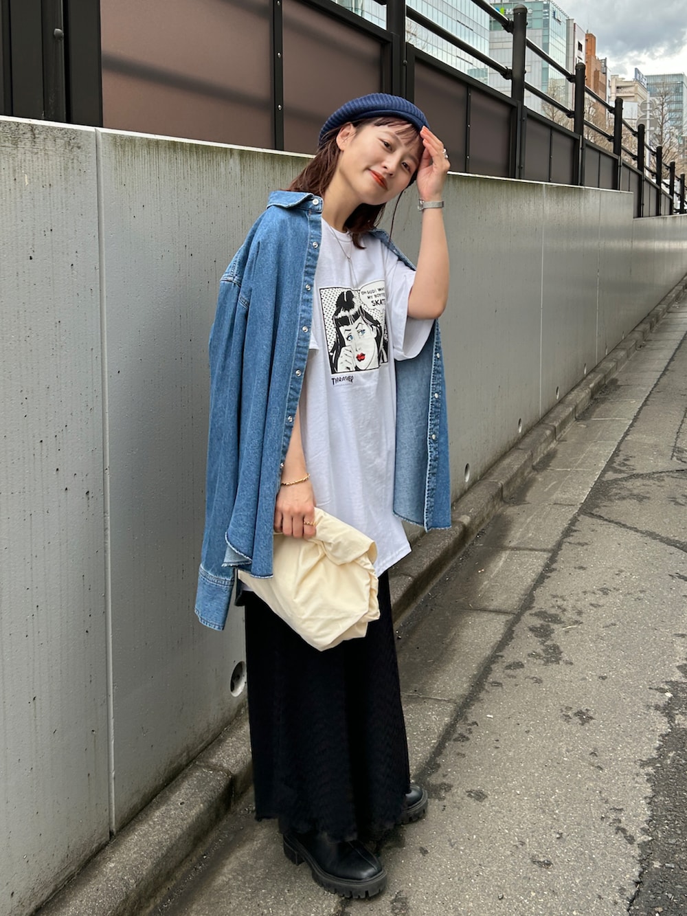 ブルー系のシャツ/ブラウス、ホワイト系のTシャツ/カットソー、ブラック系のワンピースを着用したレディースの春コーディネートの2枚目の写真