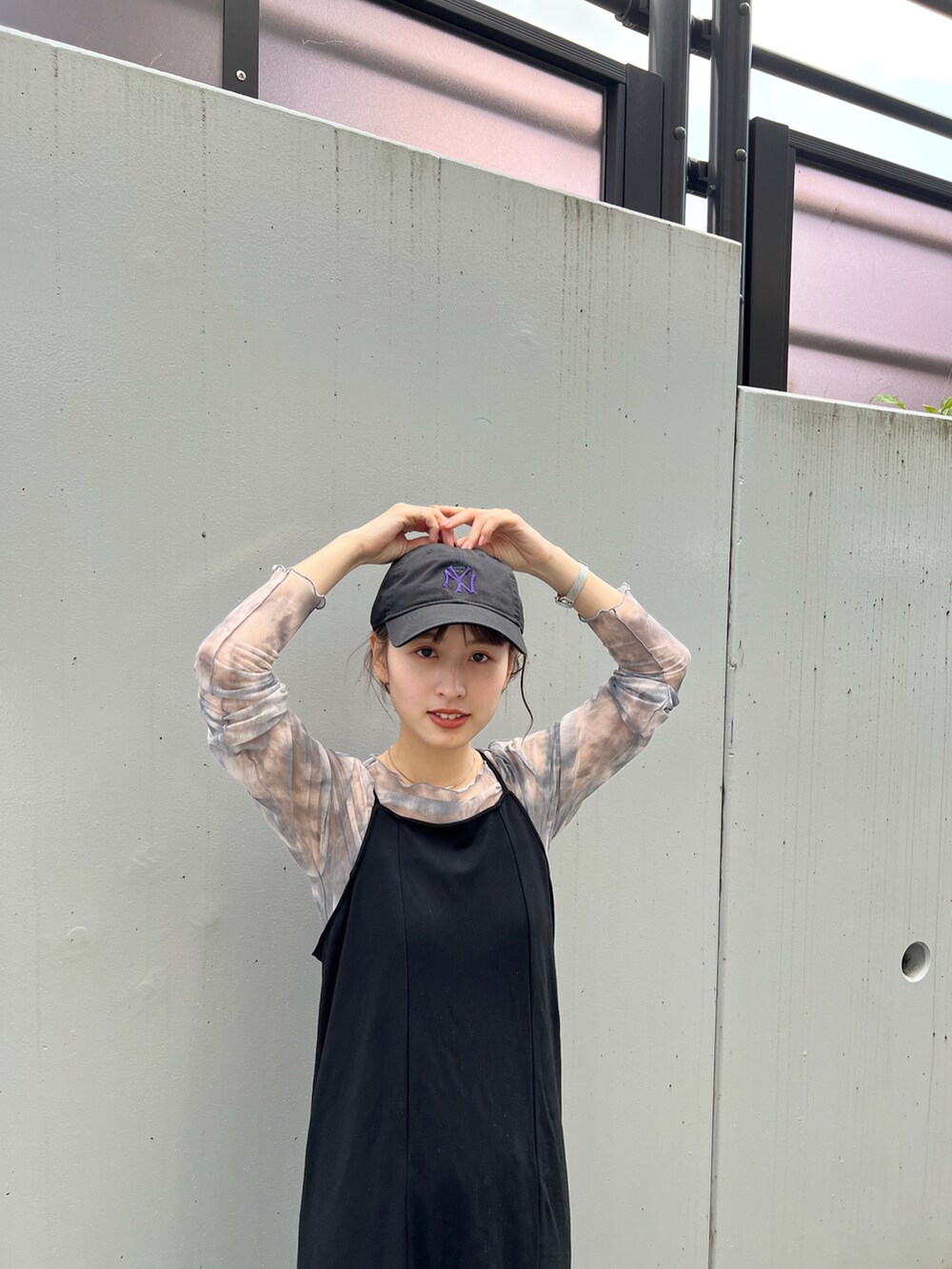 ブラック系のワンピース、グレー系のシャツ/ブラウス、シルバー系のネックレスを着用したレディースの春コーディネートの2枚目の写真