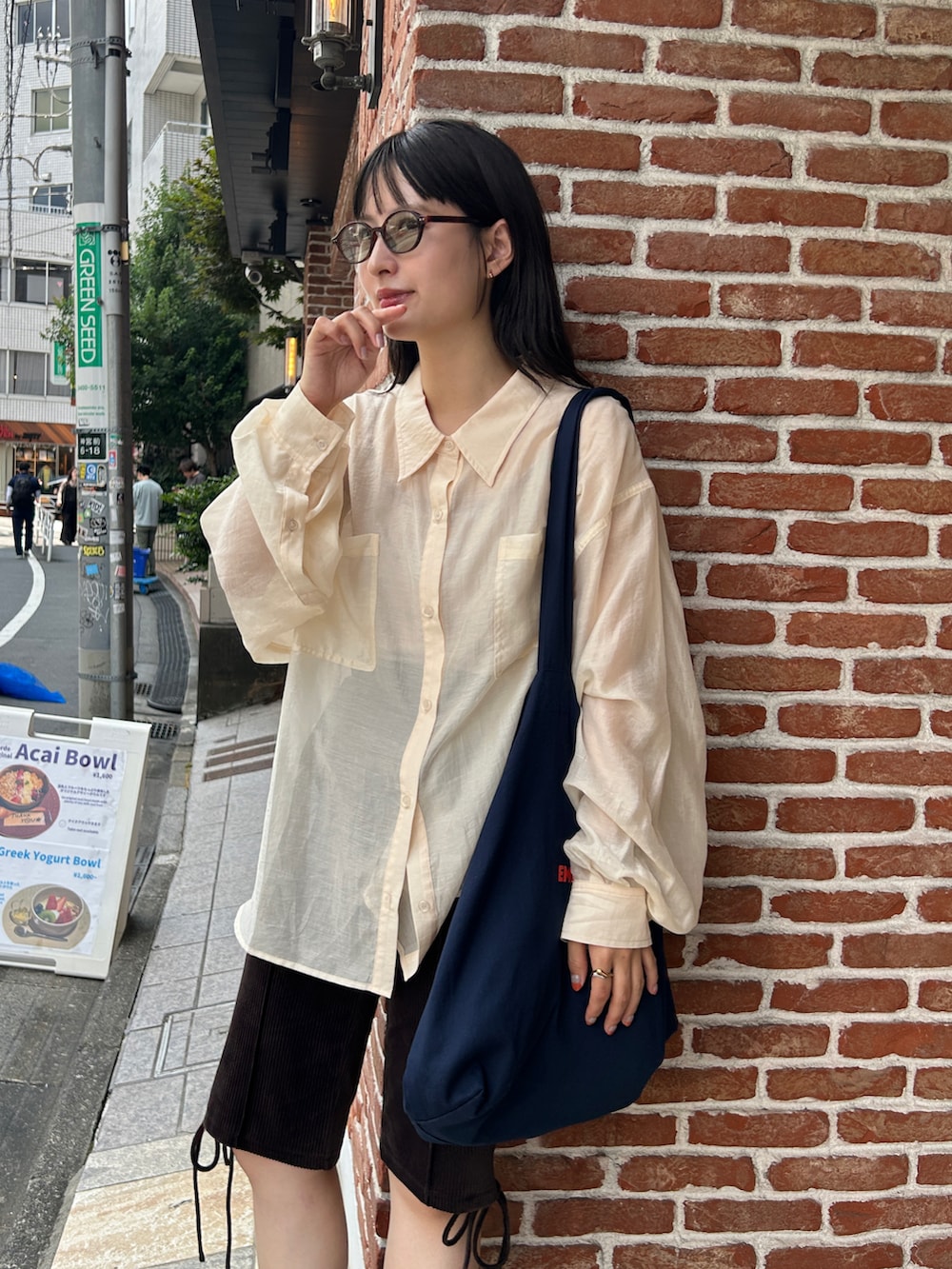 ホワイト系のシャツ/ブラウスを着用したレディースの夏コーディネートの5枚目の写真