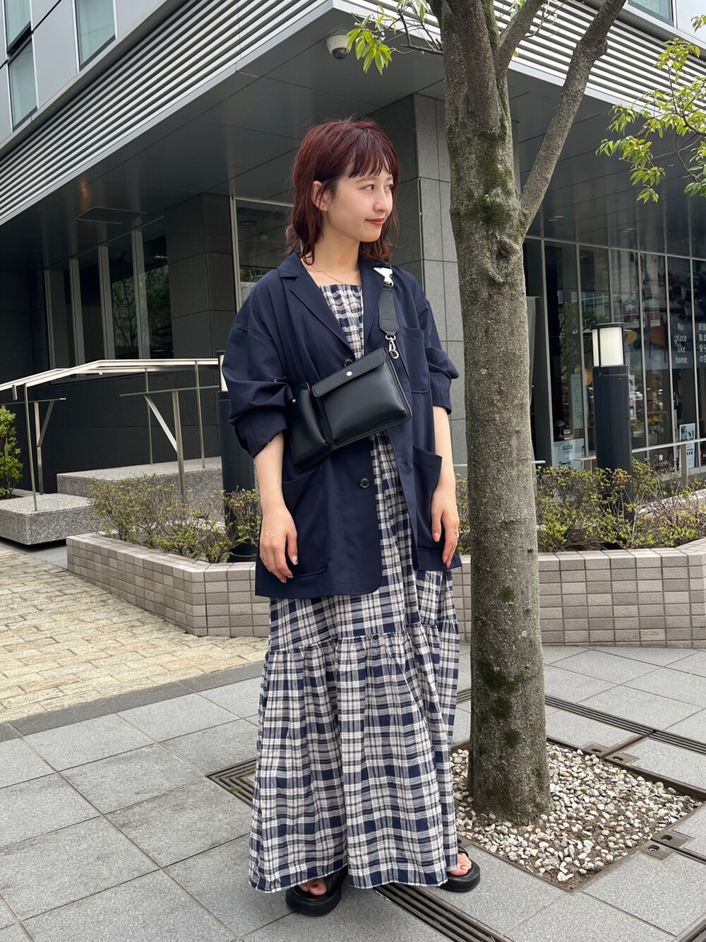 ブルー系のワンピース、ブラック系のボディバッグ/ウエストポーチを着用したレディースの春コーディネートの2枚目の写真