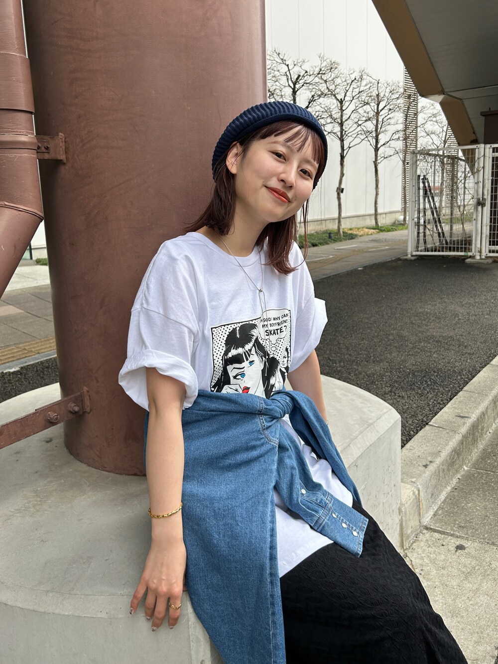 ブルー系のシャツ/ブラウス、ホワイト系のTシャツ/カットソー、ブラック系のワンピースを着用したレディースの春コーディネートの3枚目の写真