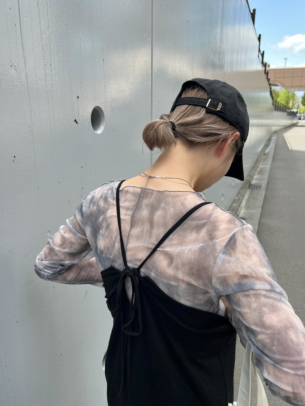 ブラック系のワンピース、グレー系のシャツ/ブラウス、シルバー系のネックレスを着用したレディースの春コーディネートの5枚目の写真