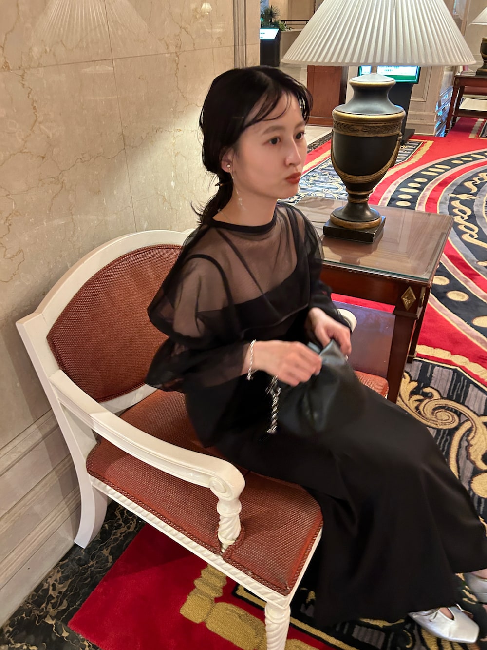 ブラック系のショルダーバッグ、ブラック系のワンピースを着用したレディースの秋コーディネートの2枚目の写真