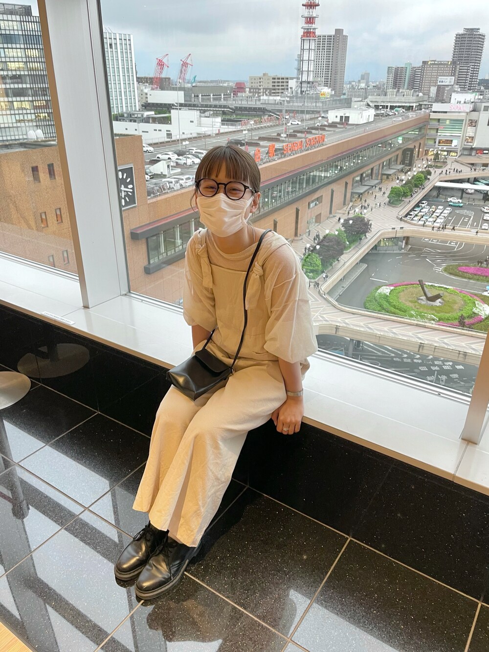 ホワイト系のサロペット/オーバーオール、シルバー系のネックレスを着用したレディースの春コーディネートの2枚目の写真