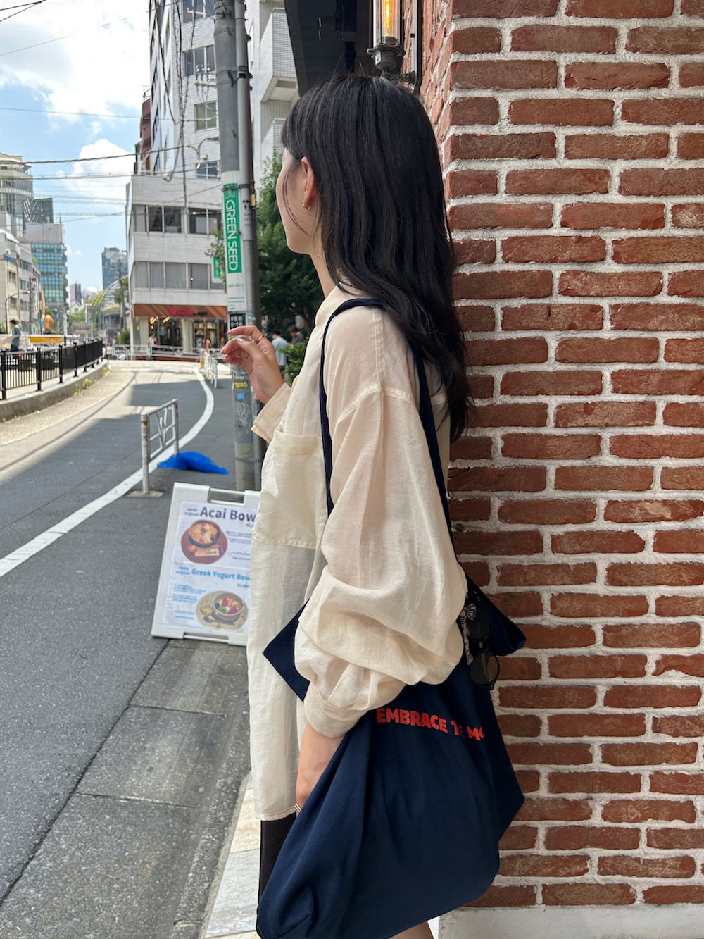 ホワイト系のシャツ/ブラウスを着用したレディースの夏コーディネートの4枚目の写真