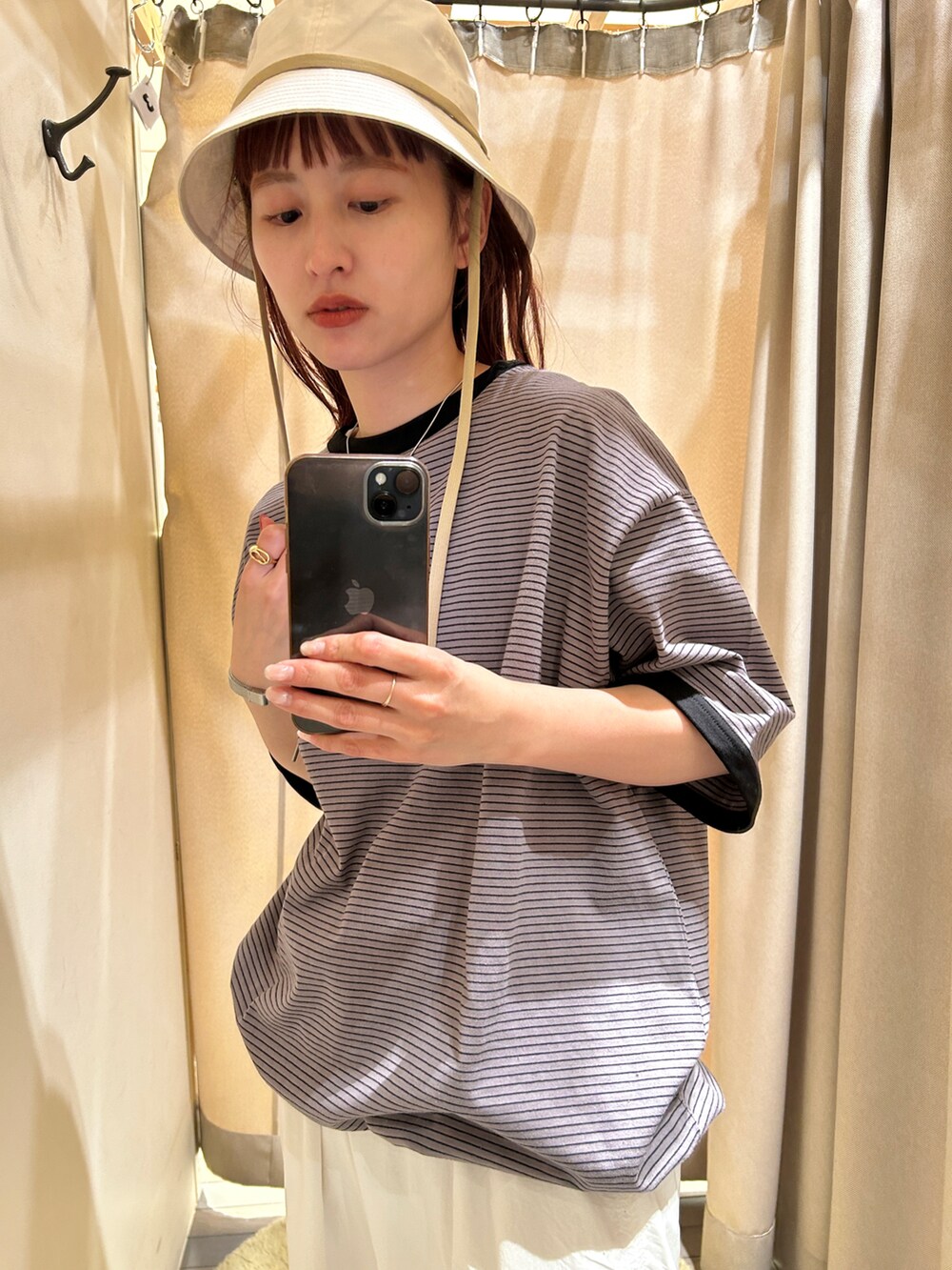 グレー系のTシャツ/カットソー、ホワイト系のハットを着用したレディースの春コーディネートの4枚目の写真