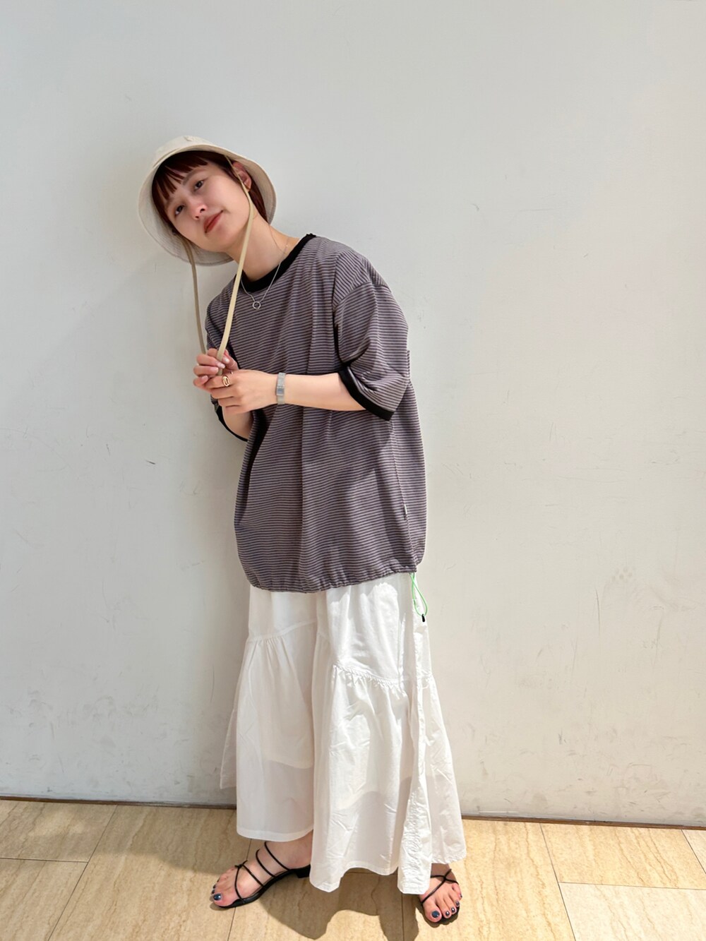 グレー系のTシャツ/カットソー、ホワイト系のハットを着用したレディースの春コーディネートの2枚目の写真