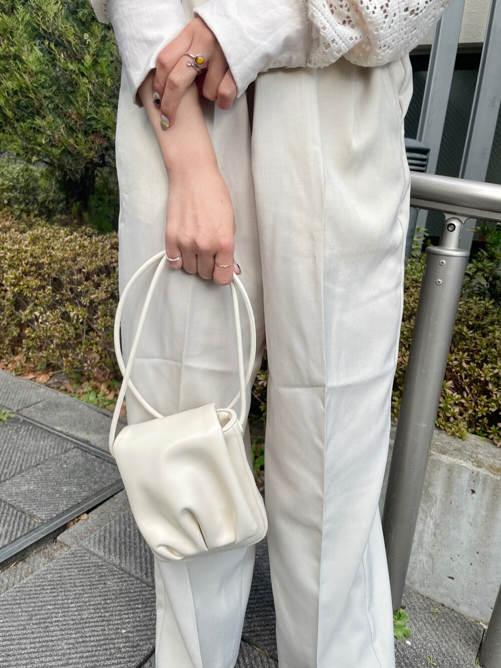 ホワイト系のシャツ/ブラウス、ホワイト系のその他パンツ、ホワイト系のショルダーバッグを着用したレディースの冬コーディネートの4枚目の写真
