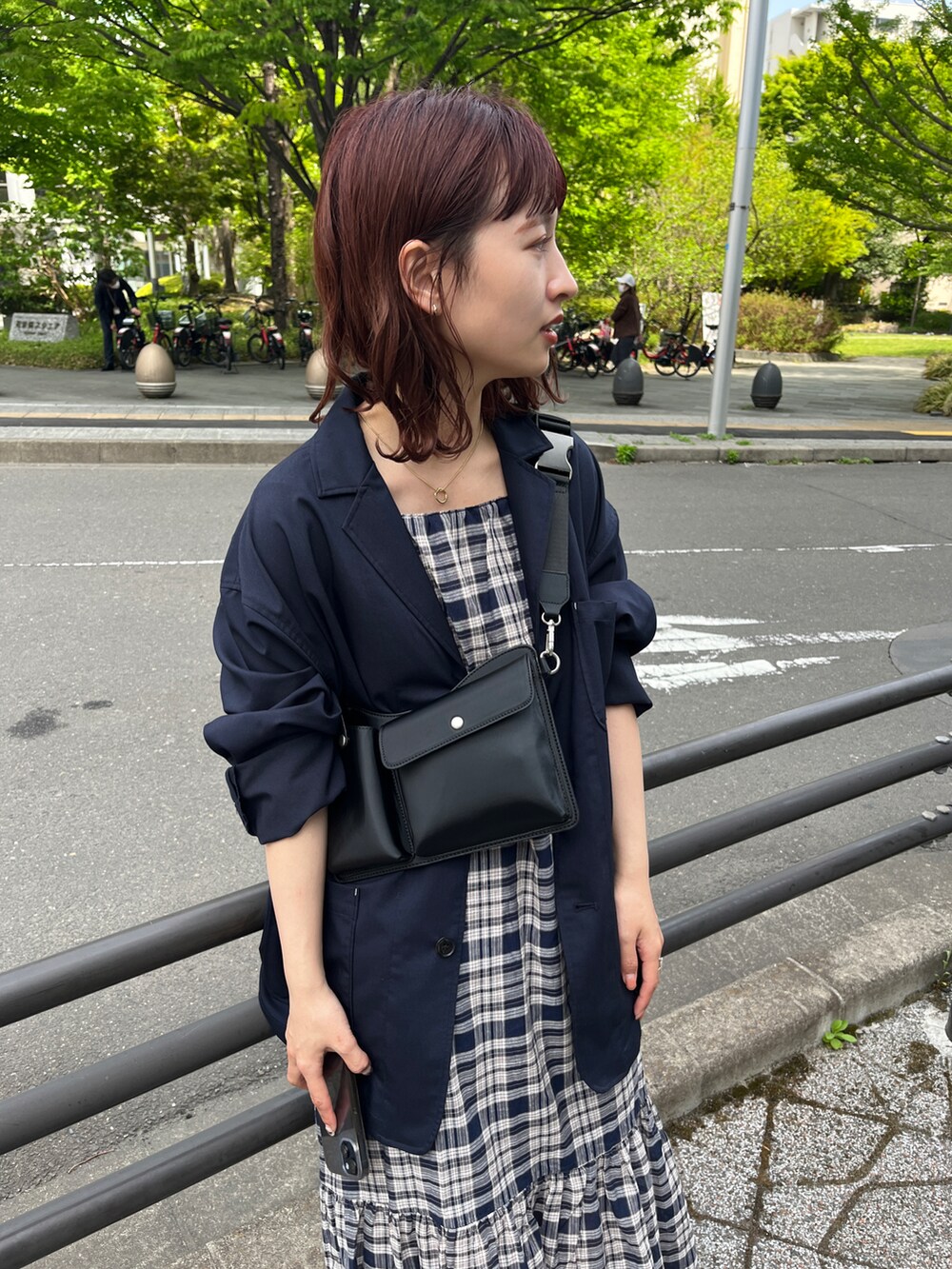 ブルー系のワンピース、ブラック系のボディバッグ/ウエストポーチを着用したレディースの春コーディネートの4枚目の写真