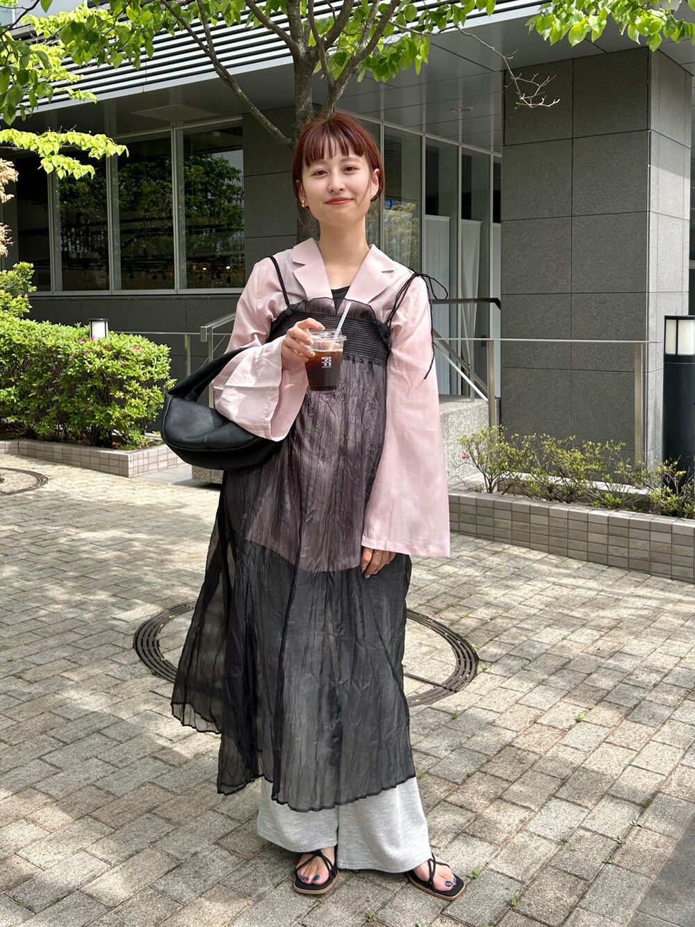 ピンク系のテーラードジャケット、ホワイト系のその他パンツを着用したレディースの夏コーディネートの2枚目の写真