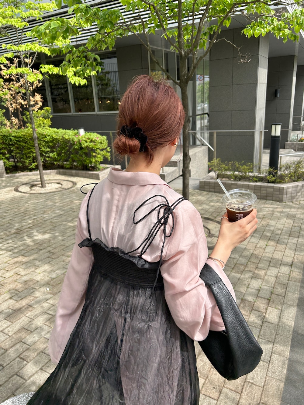 ピンク系のテーラードジャケット、ホワイト系のその他パンツを着用したレディースの夏コーディネートの3枚目の写真