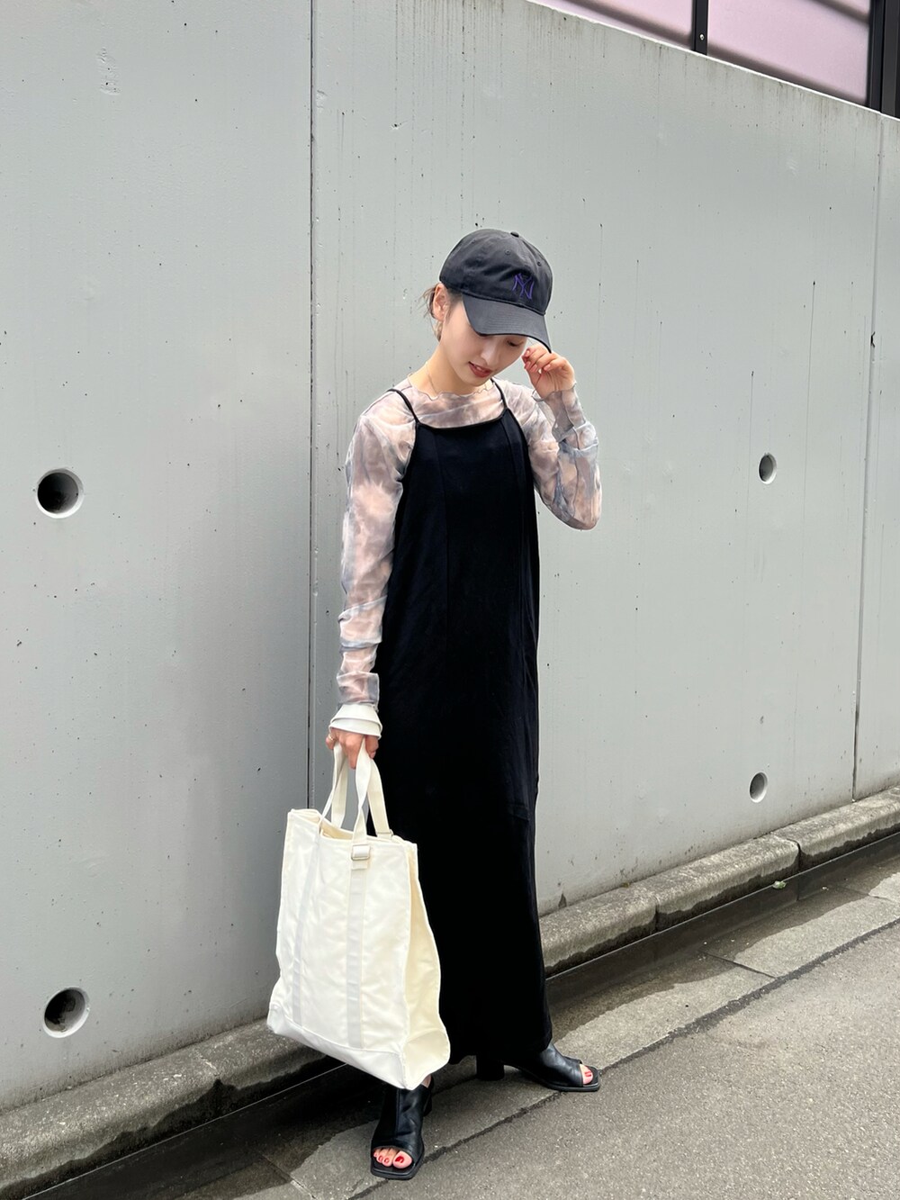 ブラック系のワンピース、グレー系のシャツ/ブラウス、シルバー系のネックレスを着用したレディースの春コーディネートの3枚目の写真