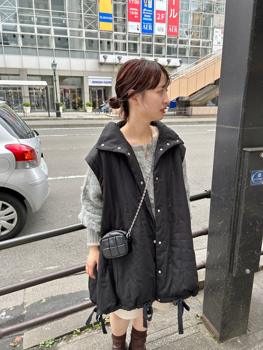 ブラック系のブルゾン、グレー系のカーディガン/ボレロを着用したレディースの夏コーディネートの3枚目の写真