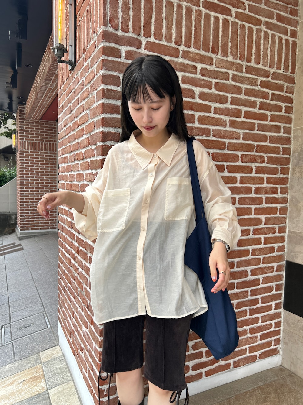 ホワイト系のシャツ/ブラウスを着用したレディースの夏コーディネートの3枚目の写真