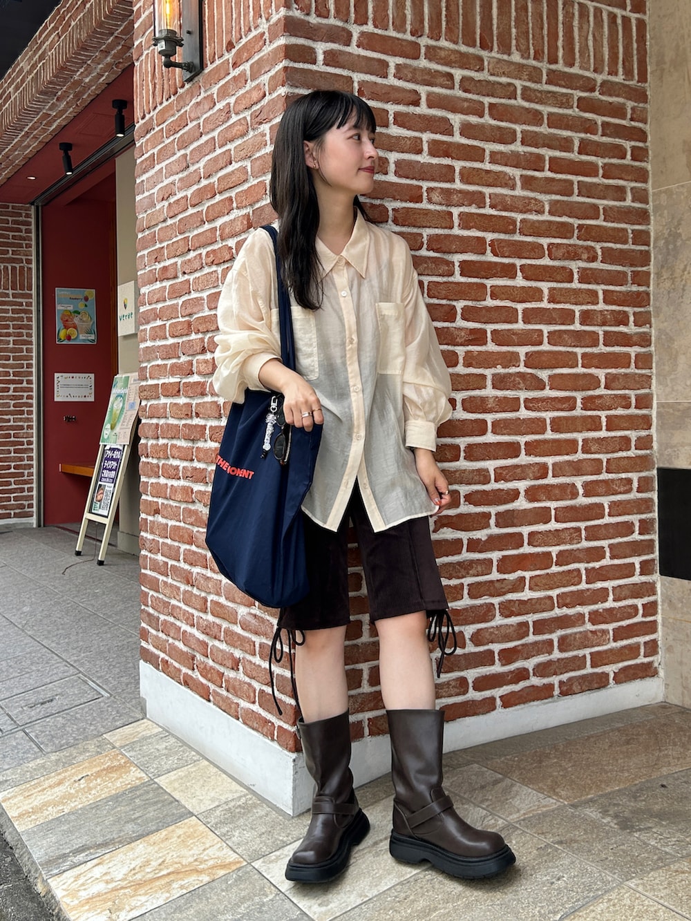 ホワイト系のシャツ/ブラウスを着用したレディースの夏コーディネートの2枚目の写真