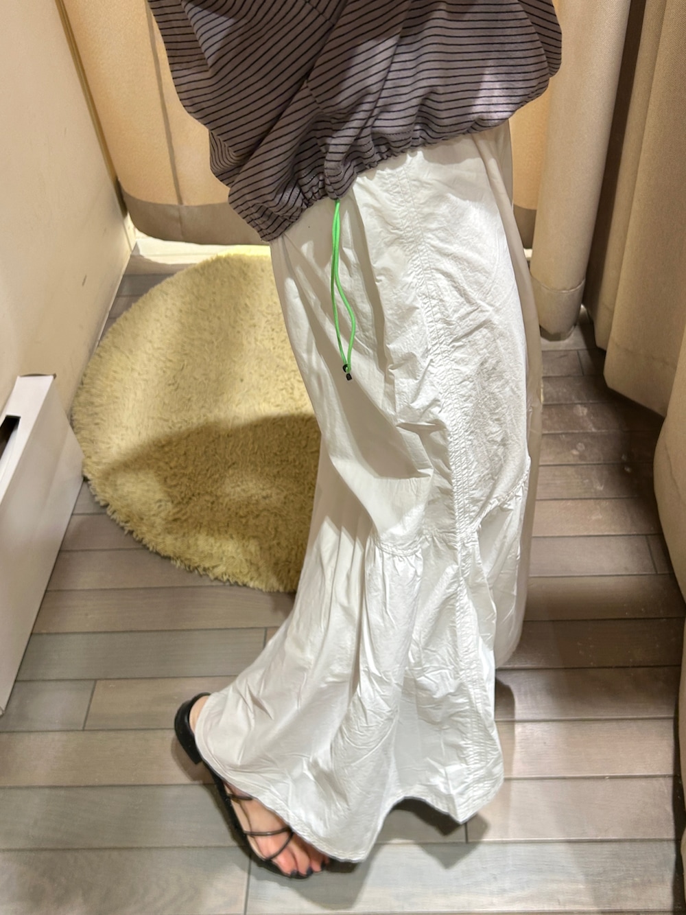 グレー系のTシャツ/カットソー、ホワイト系のハットを着用したレディースの春コーディネートの3枚目の写真