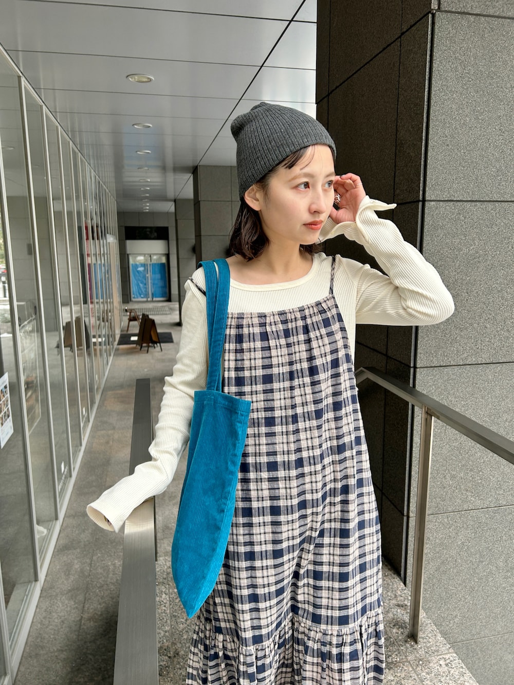 ホワイト系のTシャツ/カットソー、ブラウン系のブーツ、ブルー系のワンピースを着用したレディースの冬コーディネートの3枚目の写真