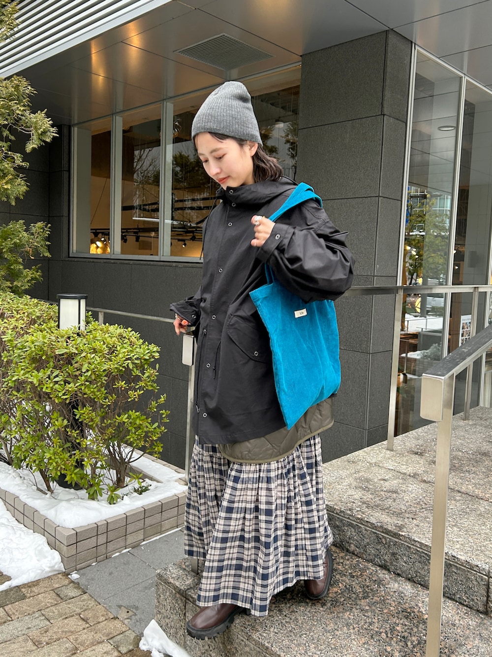 ホワイト系のTシャツ/カットソー、ブラウン系のブーツ、ブルー系のワンピースを着用したレディースの冬コーディネートの5枚目の写真