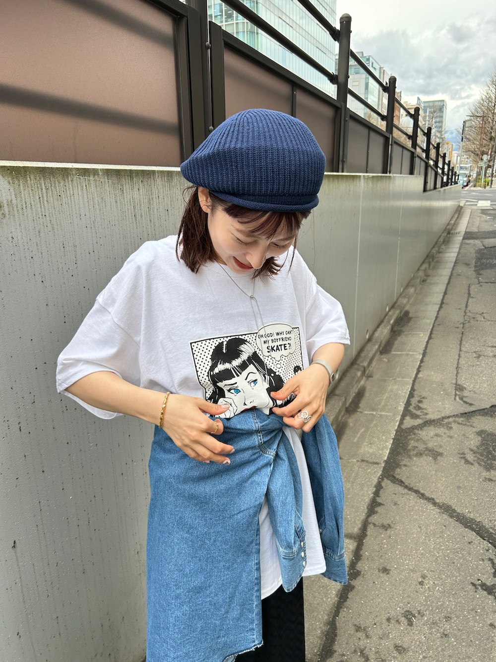 ブルー系のシャツ/ブラウス、ホワイト系のTシャツ/カットソー、ブラック系のワンピースを着用したレディースの春コーディネートの4枚目の写真