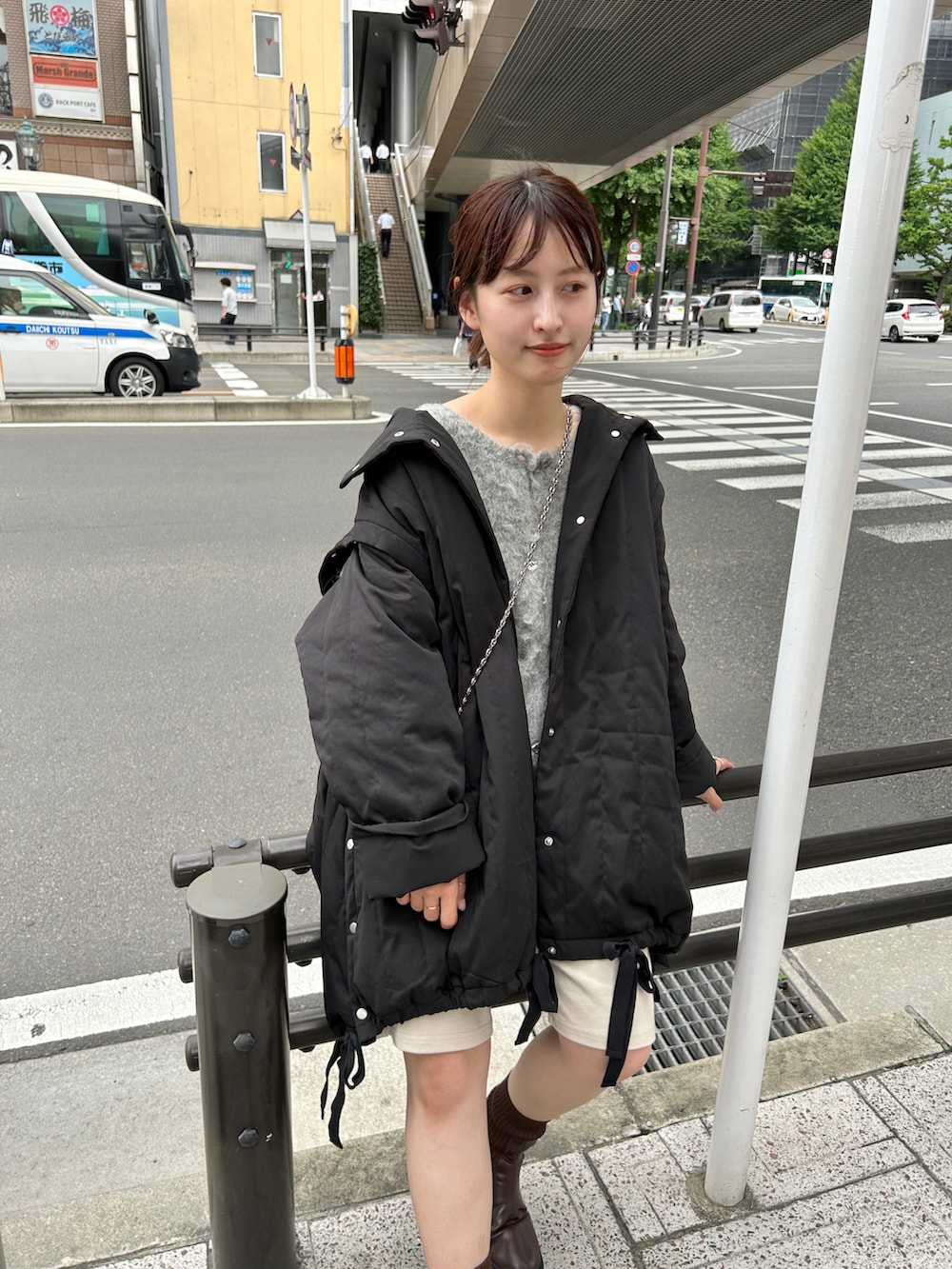 ブラック系のブルゾン、グレー系のカーディガン/ボレロを着用したレディースの夏コーディネートの4枚目の写真