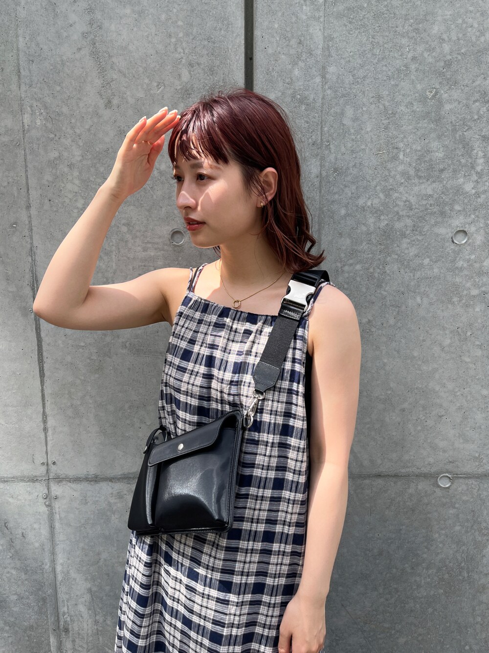 ブルー系のワンピース、ブラック系のボディバッグ/ウエストポーチを着用したレディースの春コーディネートの5枚目の写真
