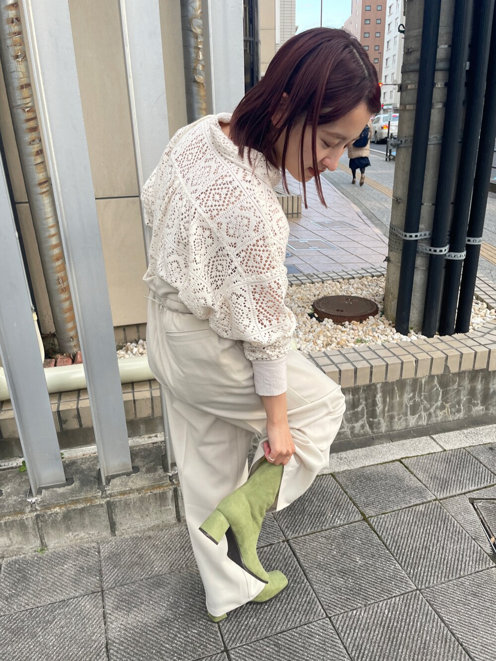 ホワイト系のシャツ/ブラウス、ホワイト系のその他パンツ、ホワイト系のショルダーバッグを着用したレディースの冬コーディネートの3枚目の写真
