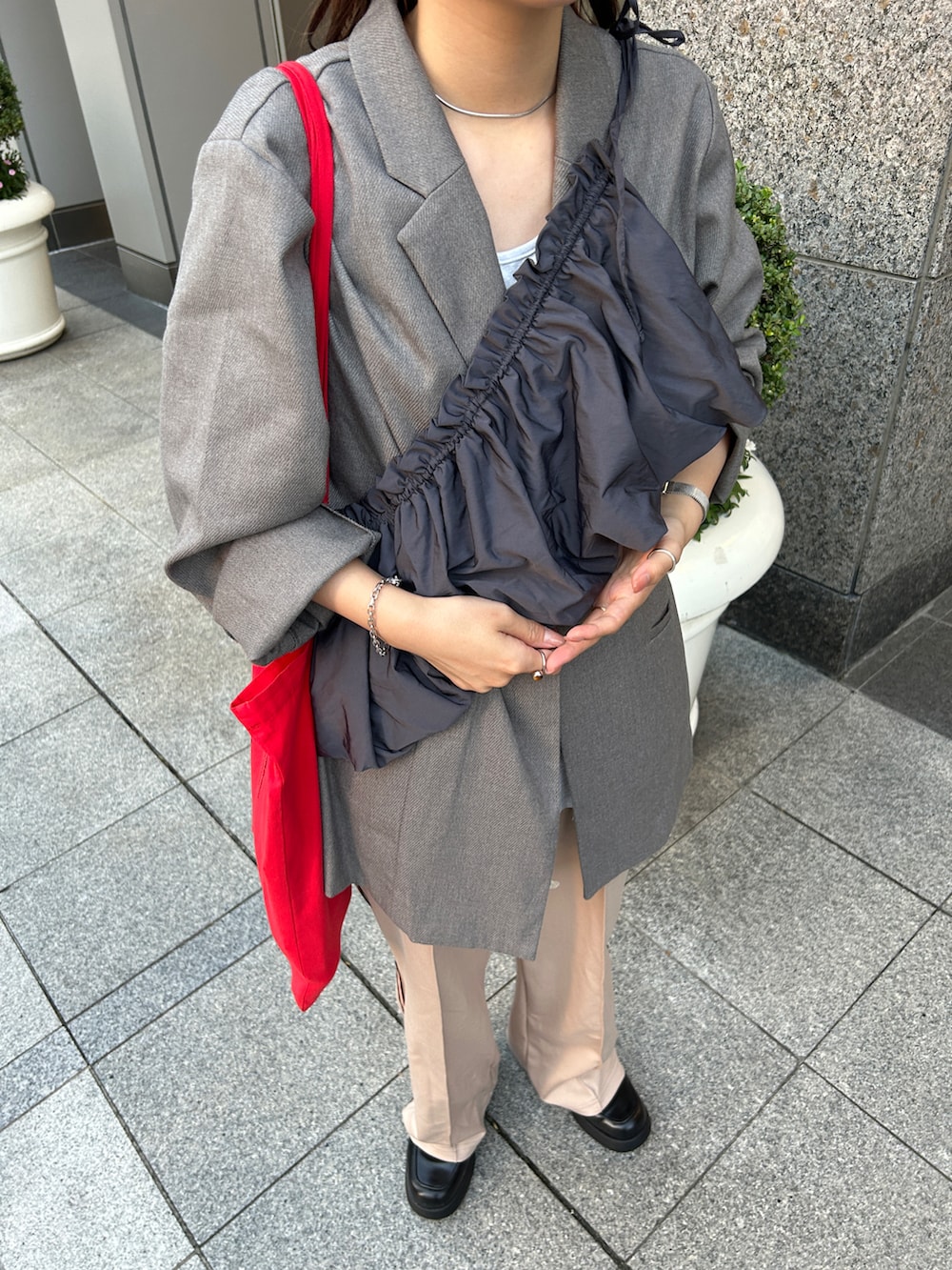 グレー系のその他トップス、グレー系のテーラードジャケット、ベージュ系のその他パンツを着用したレディースの秋コーディネートの3枚目の写真
