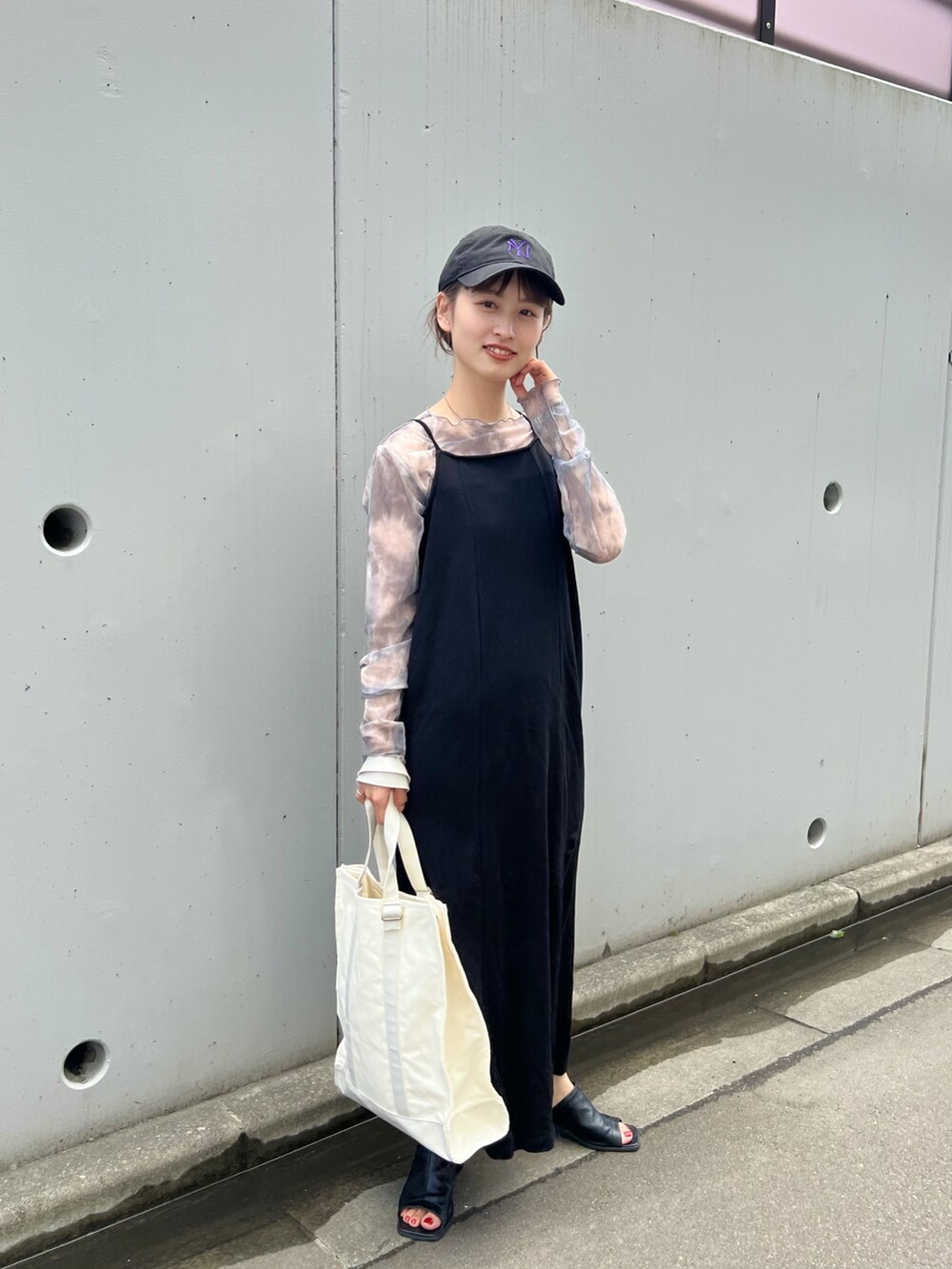 ブラック系のワンピース、グレー系のシャツ/ブラウス、シルバー系のネックレスを着用したレディースの春コーディネートの4枚目の写真