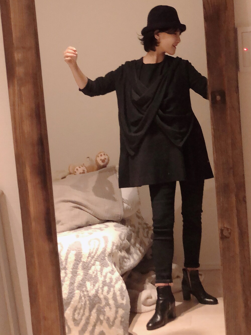 ブラック系のTシャツ/カットソー、ブラック系のブーツを着用したレディースの秋コーディネートの2枚目の写真