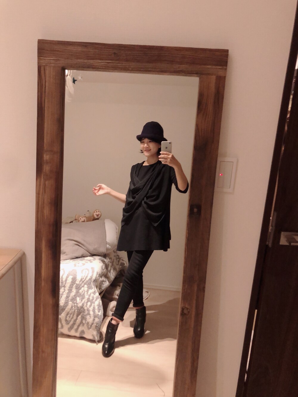 ブラック系のTシャツ/カットソー、ブラック系のブーツを着用したレディースの秋コーディネートの3枚目の写真