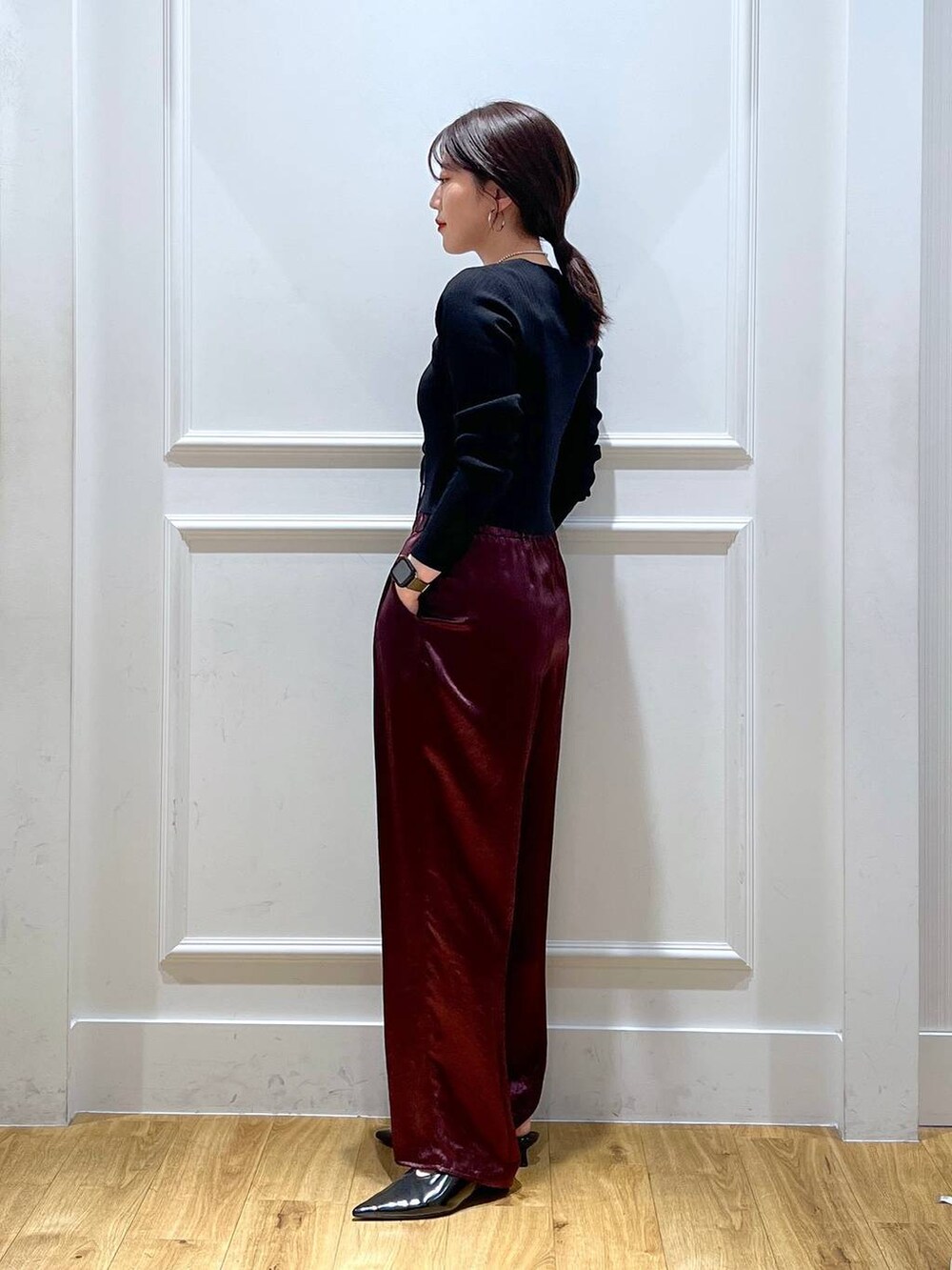 ブラック系のパンプス、レッド系のその他パンツ、ブラック系のカーディガン/ボレロを着用したレディースの秋コーディネートの2枚目の写真