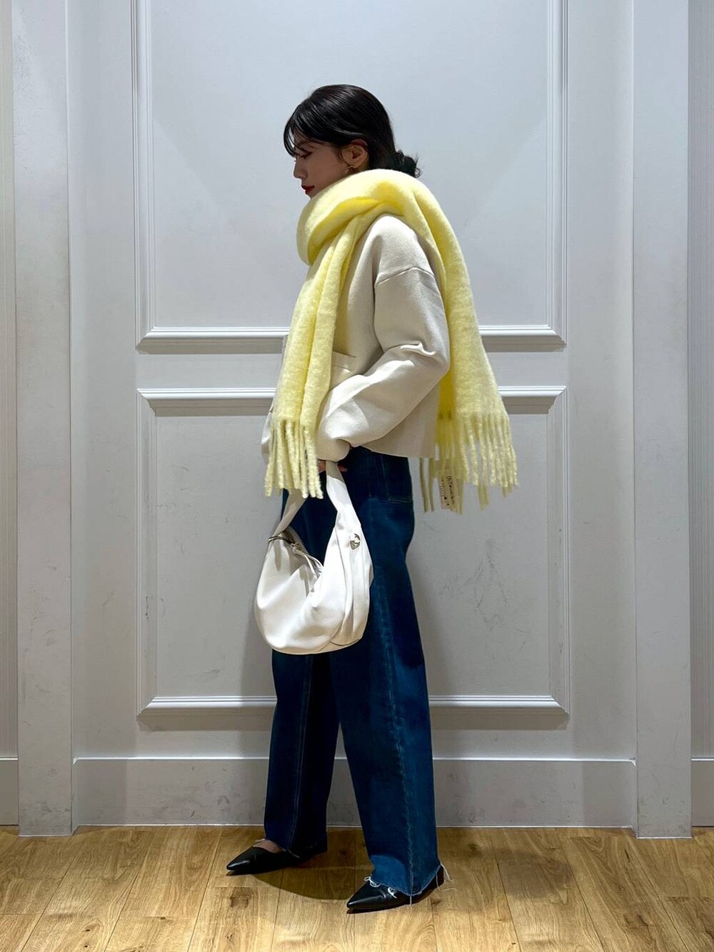 「デニムパンツ、ベーシック/シンプル、きれいめ、カジュアル、apart by lowrys、マフラー」|「A part byのApb ストレートデニムパンツ(デニムパンツ、ブルー系)」を使った、mahoさん(レディース・162cm)の秋コーディネートの2枚目の写真