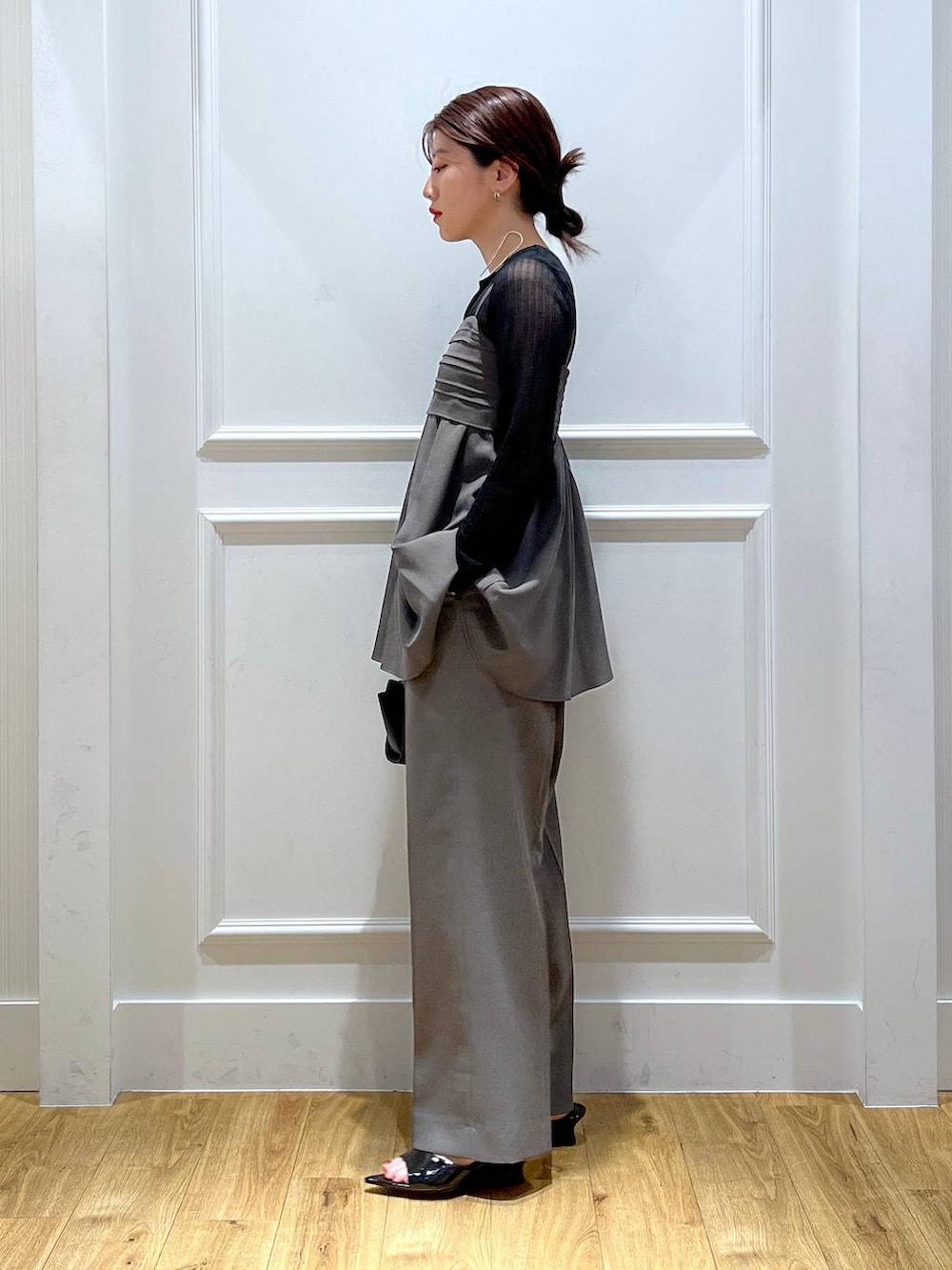 ブラック系のサンダル、ブラック系のTシャツ/カットソー、ブラック系のその他パンツを着用したレディースの春コーディネートの2枚目の写真