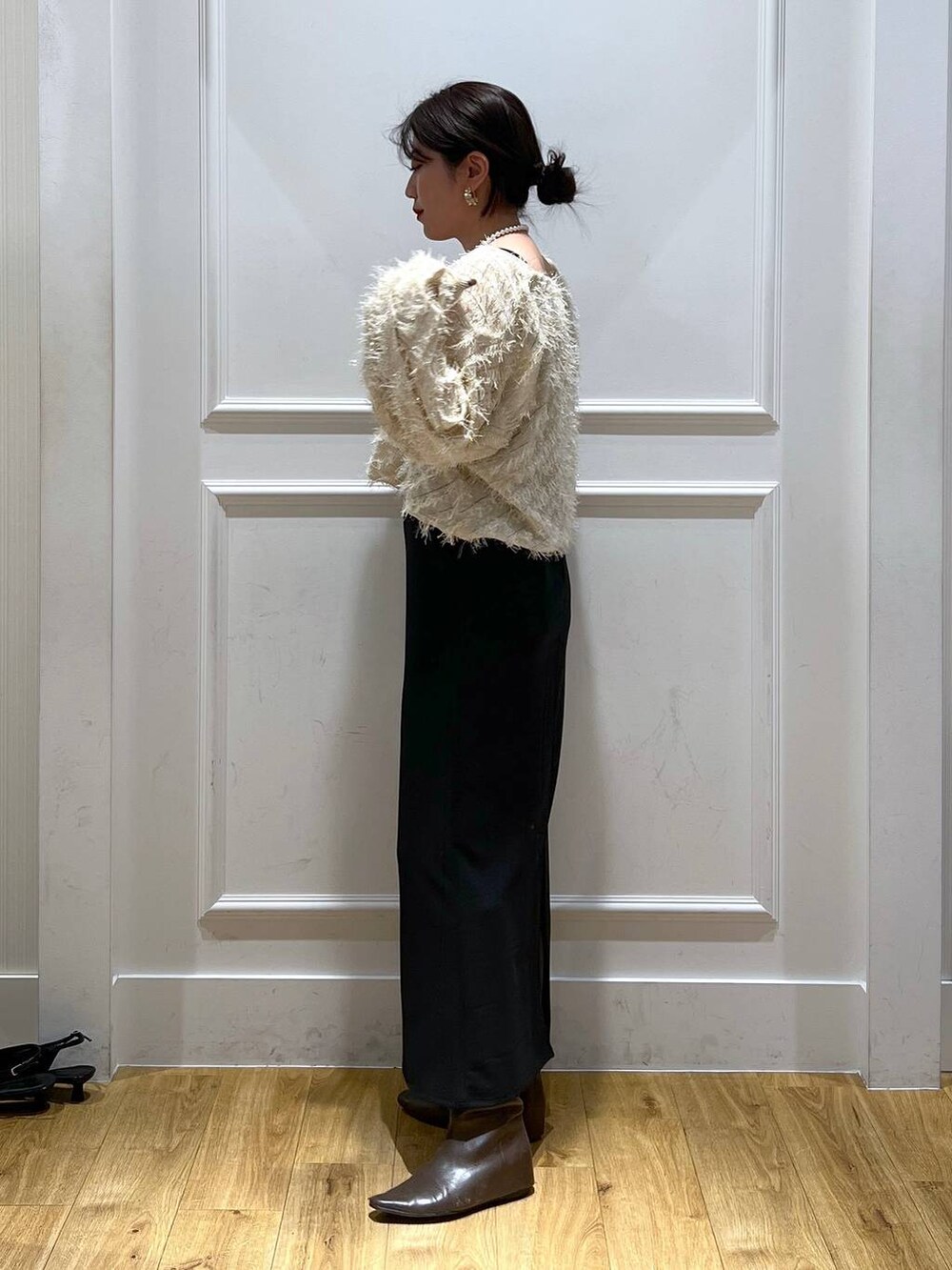 ブラウン系のブーツ、ベージュ系のワンピースを着用したレディースの冬コーディネートの2枚目の写真