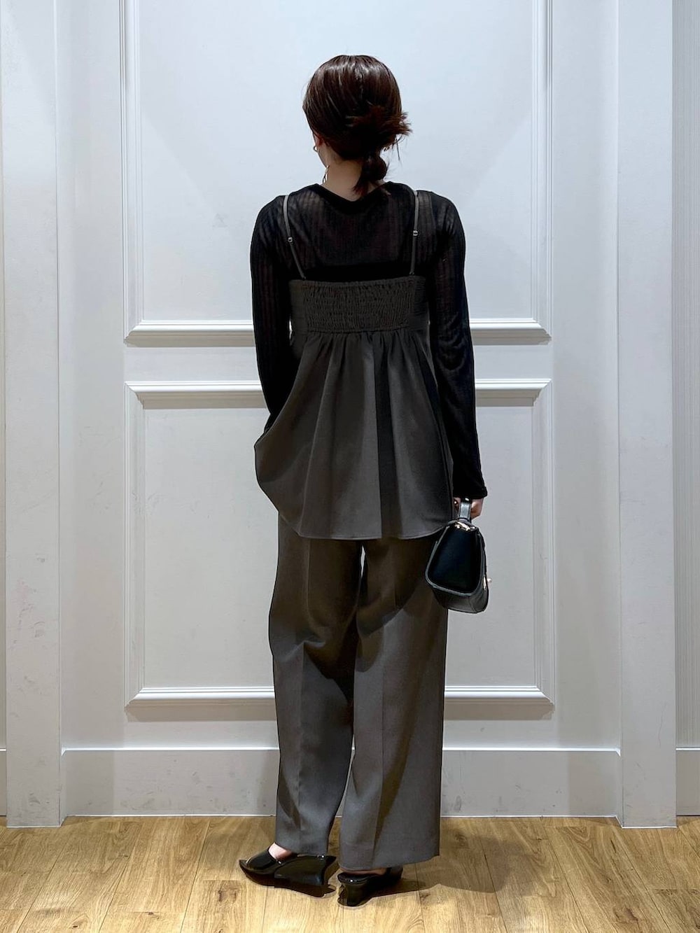 ブラック系のサンダル、ブラック系のTシャツ/カットソー、ブラック系のその他パンツを着用したレディースの春コーディネートの3枚目の写真