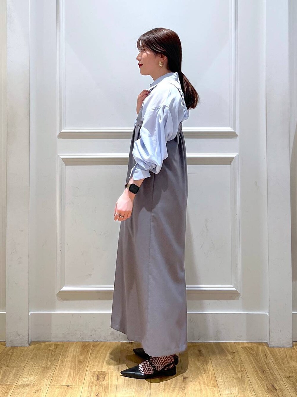 ブルー系のシャツ/ブラウス、グレー系のワンピースを着用したレディースの春コーディネートの2枚目の写真