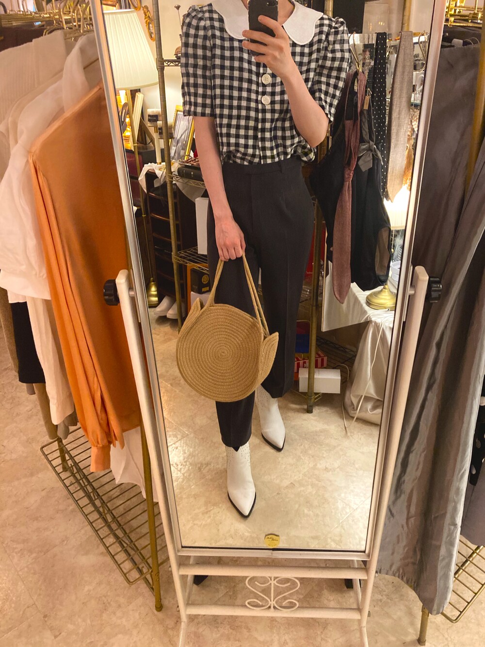 ブラック系のトップス、グレー系のパンツ、ホワイト系のシューズを着用したメンズの夏コーディネートの2枚目の写真