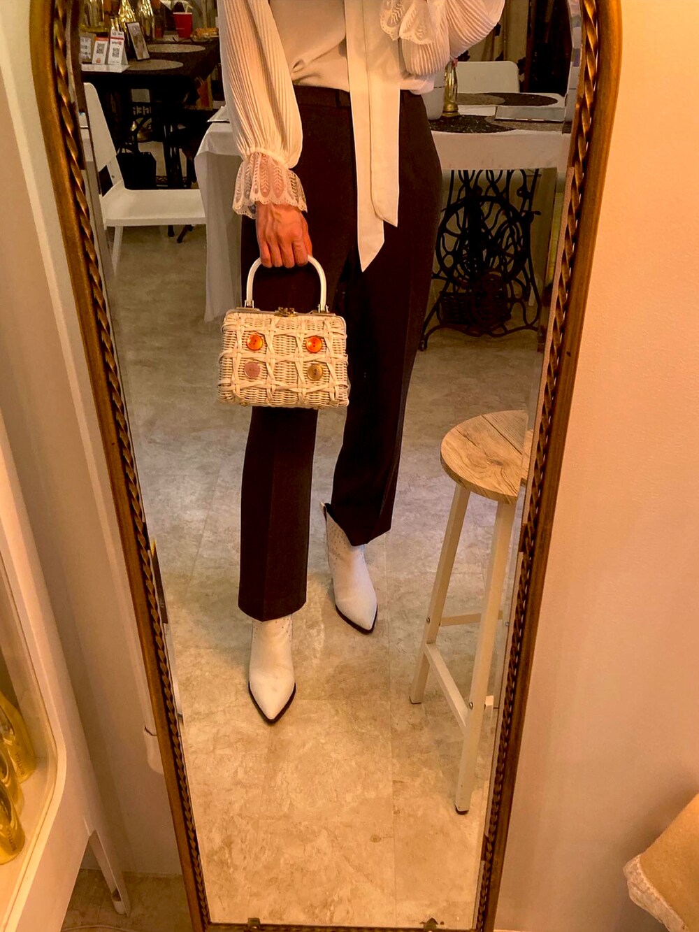 グレー系のパンツ、ホワイト系のシューズ、ホワイト系のトップスを着用したメンズの夏コーディネートの3枚目の写真