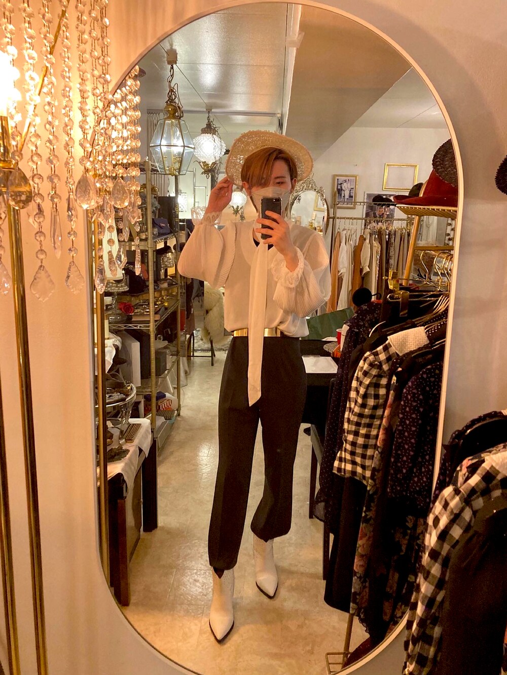 グレー系のパンツ、ホワイト系のシューズ、ホワイト系のトップスを着用したメンズの夏コーディネートの2枚目の写真