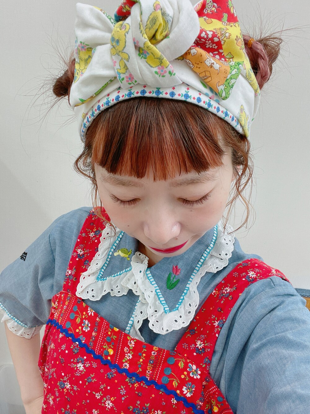 レッド系のワンピース、ブルー系のシャツ/ブラウス、オレンジ系のスニーカーを着用したレディースの夏コーディネートの2枚目の写真