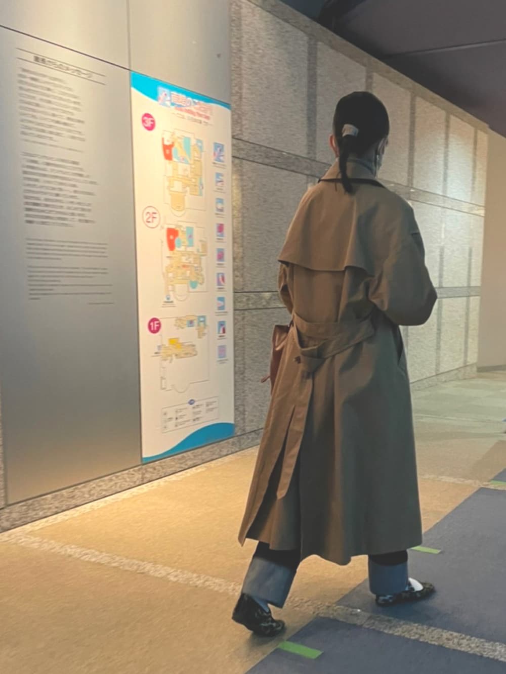 その他のバレエシューズ、ベージュ系のニット/セーター、ホワイト系のニット/セーターを着用したレディースの冬コーディネートの2枚目の写真