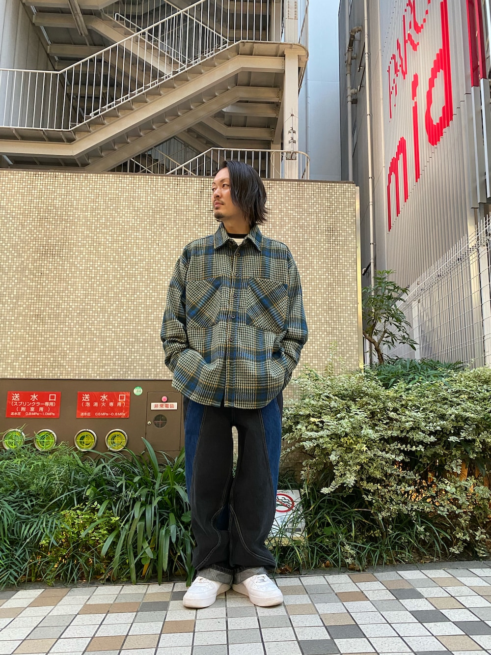「秋のコーデ、LHP、プチプラ、大人コーデ、シンプルコーデ、ストリートMIX、オトナカジュアル、WHITELAND BLACKBURN、秋冬コーデ、秋トレンド2021」｜「WHITELANDのWHITELAND/ホワイトランド/ツイードビッグシャツ（シャツ/ブラウス、グリーン系）」を使った、kazuya muraiさん（メンズ・168cm）の秋コーディネートの2枚目の写真