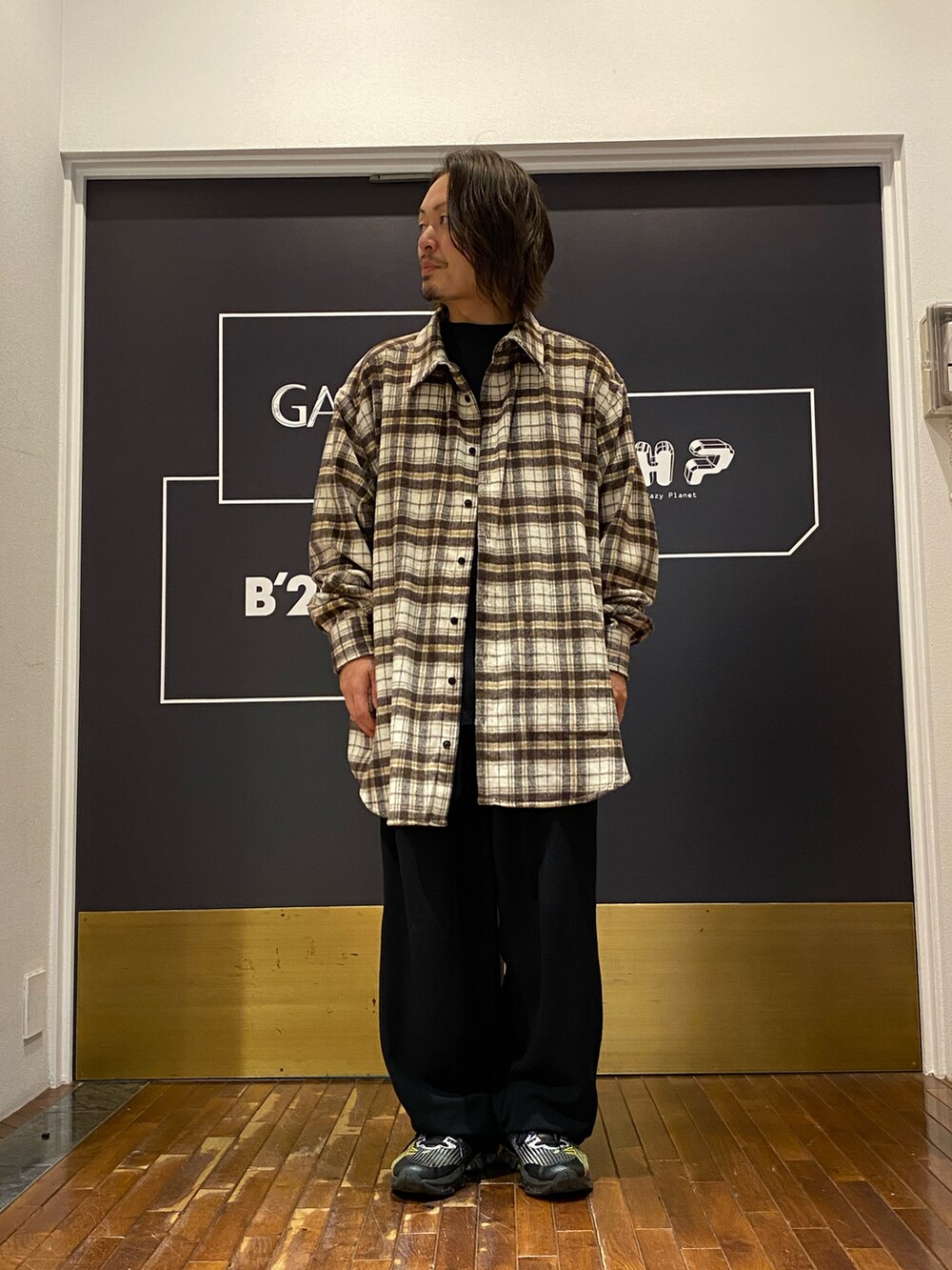 「スニーカー、秋のコーデ、名古屋、Danke schon、シンプルコーデ、シャツスタイル、今日のコーデ、秋冬コーデ、LHPWOMEN、lhp名古屋PARCO」｜「WHITELANDのWHITELAND/ホワイトランド/リバーシブルチェックシャツ（シャツ/ブラウス、ベージュ系）」を使った、kazuya muraiさん（メンズ・168cm）の秋コーディネートの2枚目の写真