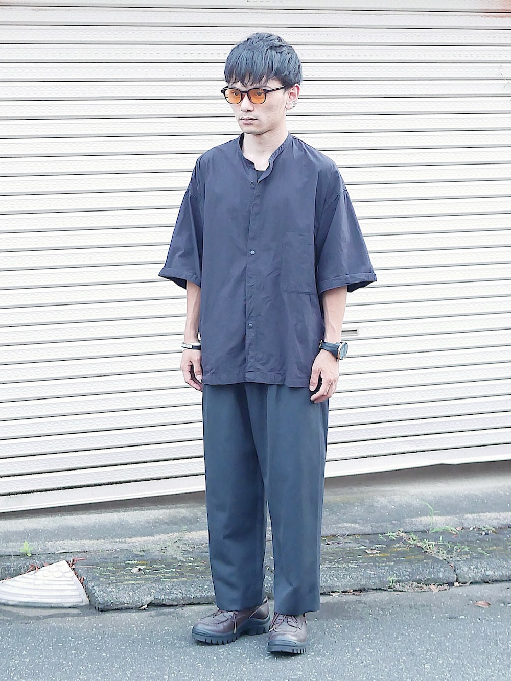 「低身長男子、soe、MUJI Labo、Hender Scheme、kaiko、シアサッカー、スタンドカラーシャツ、半袖シャツ、ネイビーシャツ、グレーパンツ、ペグトップパンツ、キャンバストート、キーリング、サングラススタイル、ネイビー×グレー」｜「ブログ・YouTubeのアイテム（その他、その他）」を使った、小柄の小松@162cmさん（メンズ・162cm）の秋コーディネートの2枚目の写真